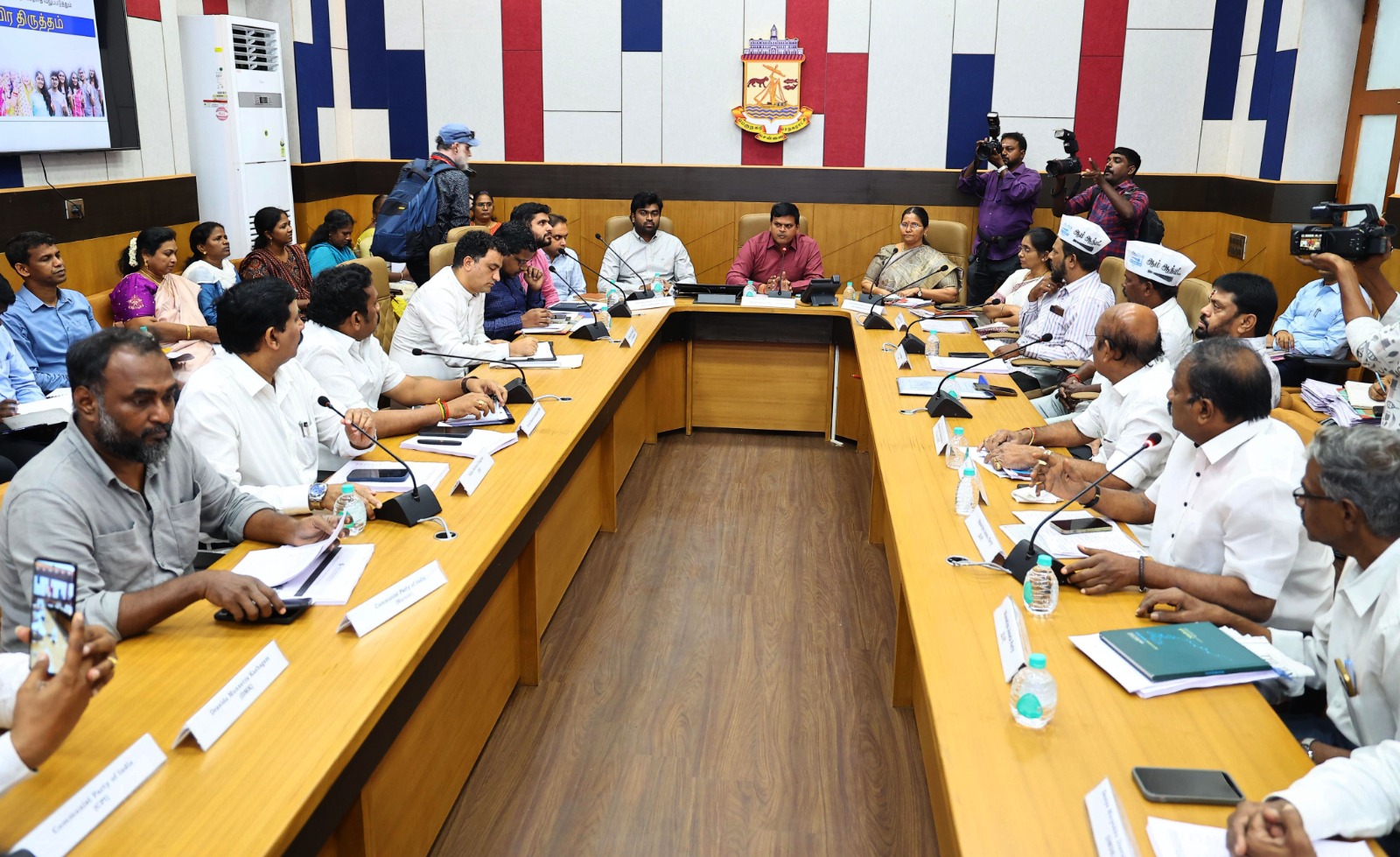 வாக்காளர் பட்டியல் சிறப்பு தீவிர திருத்தம் தொடர்பாக சென்னை மாவட்ட தேர்தல் அதிகாரி குமரகுருபரன் தலைமையில் ஆலோசனை