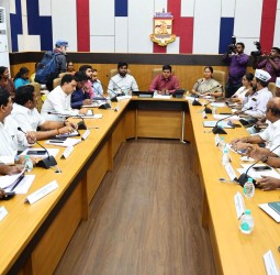 வாக்காளர் பட்டியல் சிறப்பு தீவிர திருத்தம் தொடர்பாக சென்னை மாவட்ட தேர்தல் அதிகாரி குமரகுருபரன் தலைமையில் ஆலோசனை