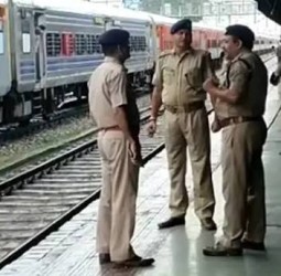 மதுபோதையில் ரெயிலில் செல்வோரை மடக்கிப்பிடிக்க ரெயில்வே போலீசார் தீவிரம்