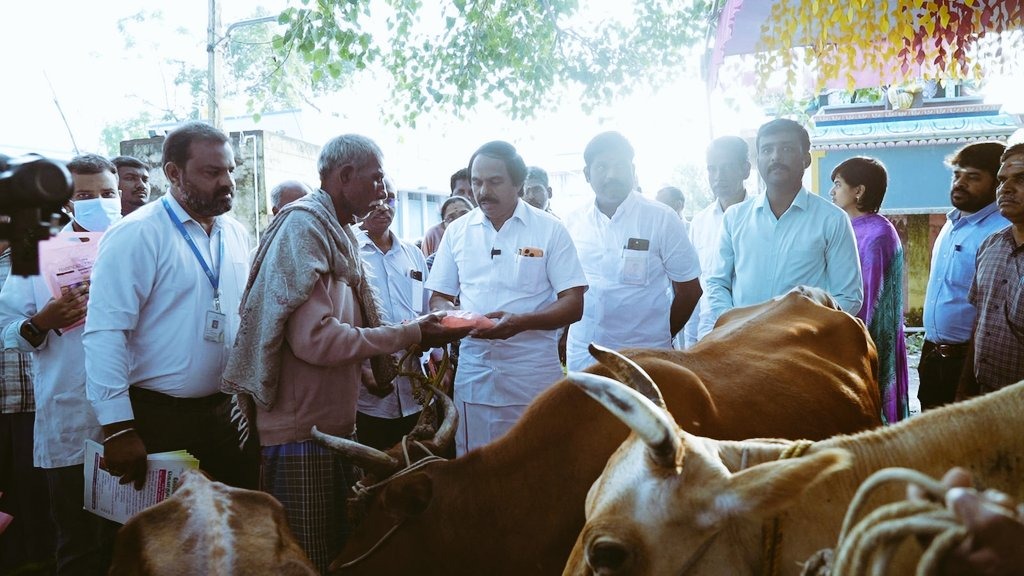 துரிஞ்சாபுரம் ஒன்றியம் கொளத்தூர் கிராமத்தில் கறவை மாடுகளுக்கு குடற்புழு நீக்க மருந்து