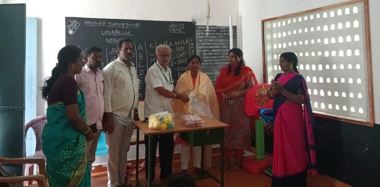 அங்கன்வாடி மையத்திற்கு விளையாட்டு பொருட்கள்: சமூக ஆர்வலர் ரயில்வே தனசேகரன் வழங்கினார்