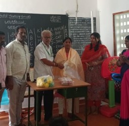 அங்கன்வாடி மையத்திற்கு விளையாட்டு பொருட்கள்: சமூக ஆர்வலர் ரயில்வே தனசேகரன் வழங்கினார்