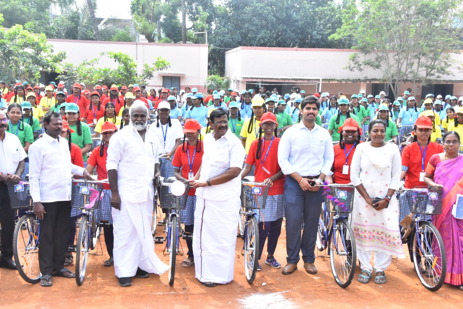 ஆவடி காமராஜர் நகர் பெண்கள் மேல்நிலைப் பள்ளியில் மாணவ, மாணவிகளுக்கு விலையில்லா மிதிவண்டி