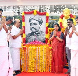 வ.உ.சி. நினைவு நாள் - அமைச்சர் தா.மோ.அன்பரசன், மேயர் பிரியா மற்றும பலர் மலர் தூவி மரியாதை