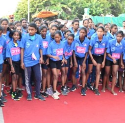 லஞ்ச ஒழிப்பு வாரத்தையொட்டி புதுச்சேரி கடற்கரை சாலையில் நடந்த மாரத்தான்