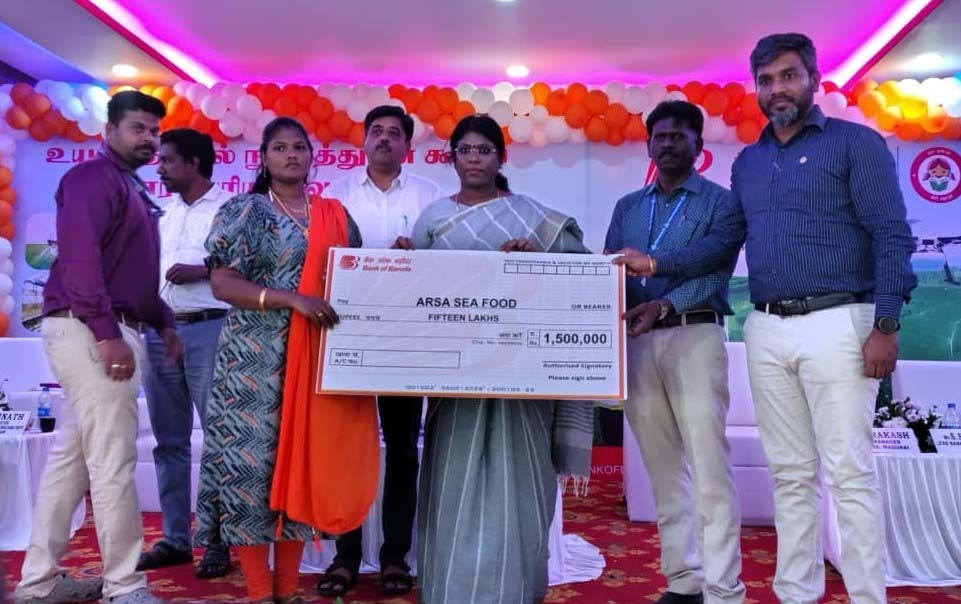 மீனவர்களுக்கு கலெக்டர் அழகு மீனா கடனுதவி