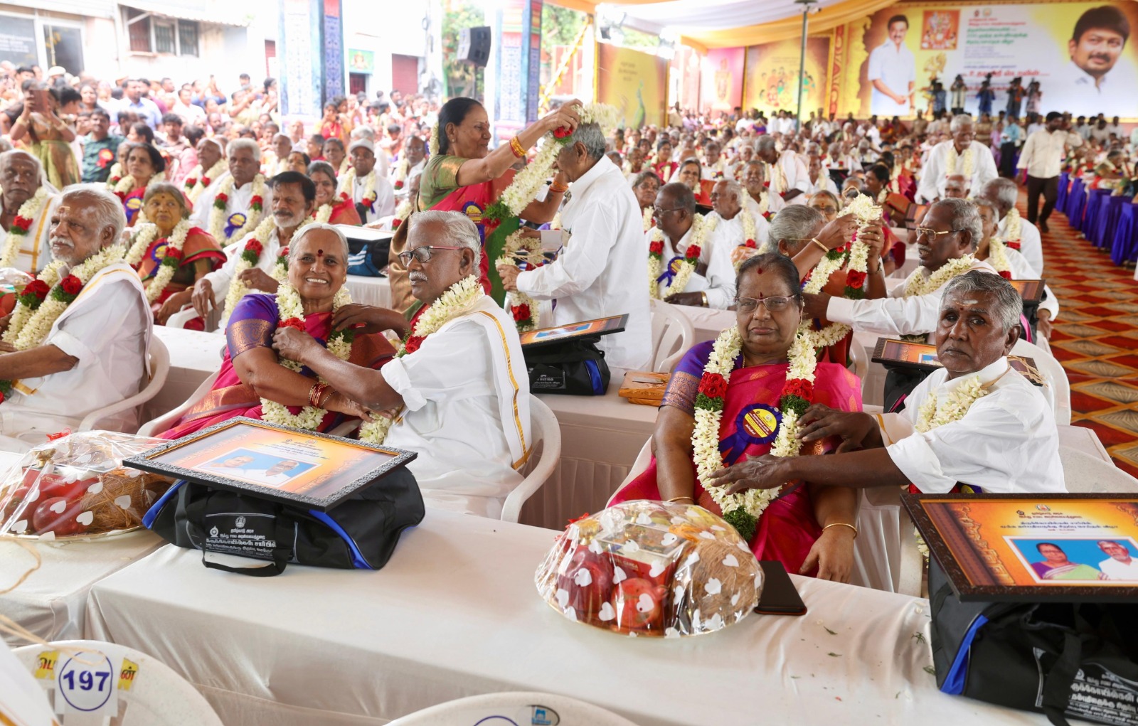 ஆன்மீகத்தில் ஈடுபாடுடைய 200 மூத்த தம்பதிகளுக்கு இந்து சமய அறநிலையத்துறை சார்பில் ஆடைகள் மற்றும் பொருட்கள்