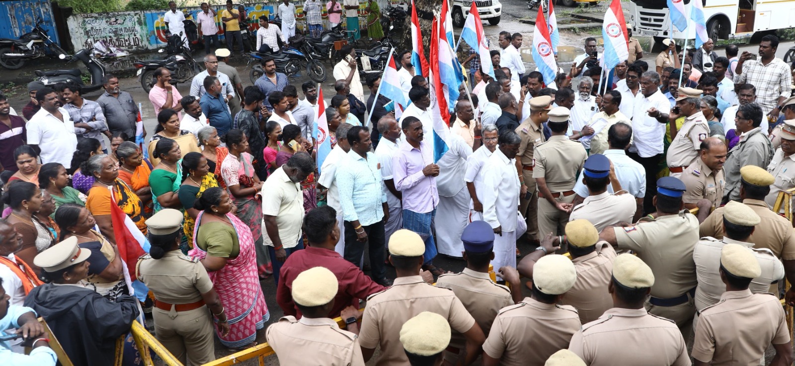 கடலூர் வட்டாட்சியர் அலுவலகத்தை மீனவர் வாழ்வுரிமை இயக்கத்தினர் முற்றுகையிட்டு போராட்டம்