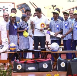 நகர்ப்புற உள்ளாட்சி அமைப்புகளுக்கு கலைஞர் விளையாட்டு உபகரணங்கள் தொகுப்பு வழங்கும் திட்டம்