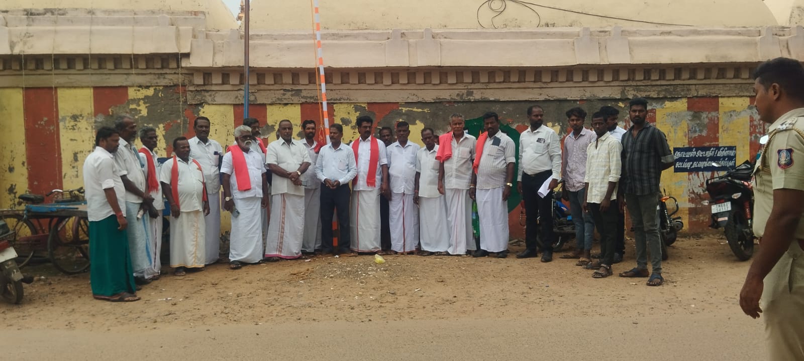 சின்னப்பள்ளத்தூர் அரசுப்பள்ளியில் பள்ளி மேலாண்மைக் குழு கூட்டம்.