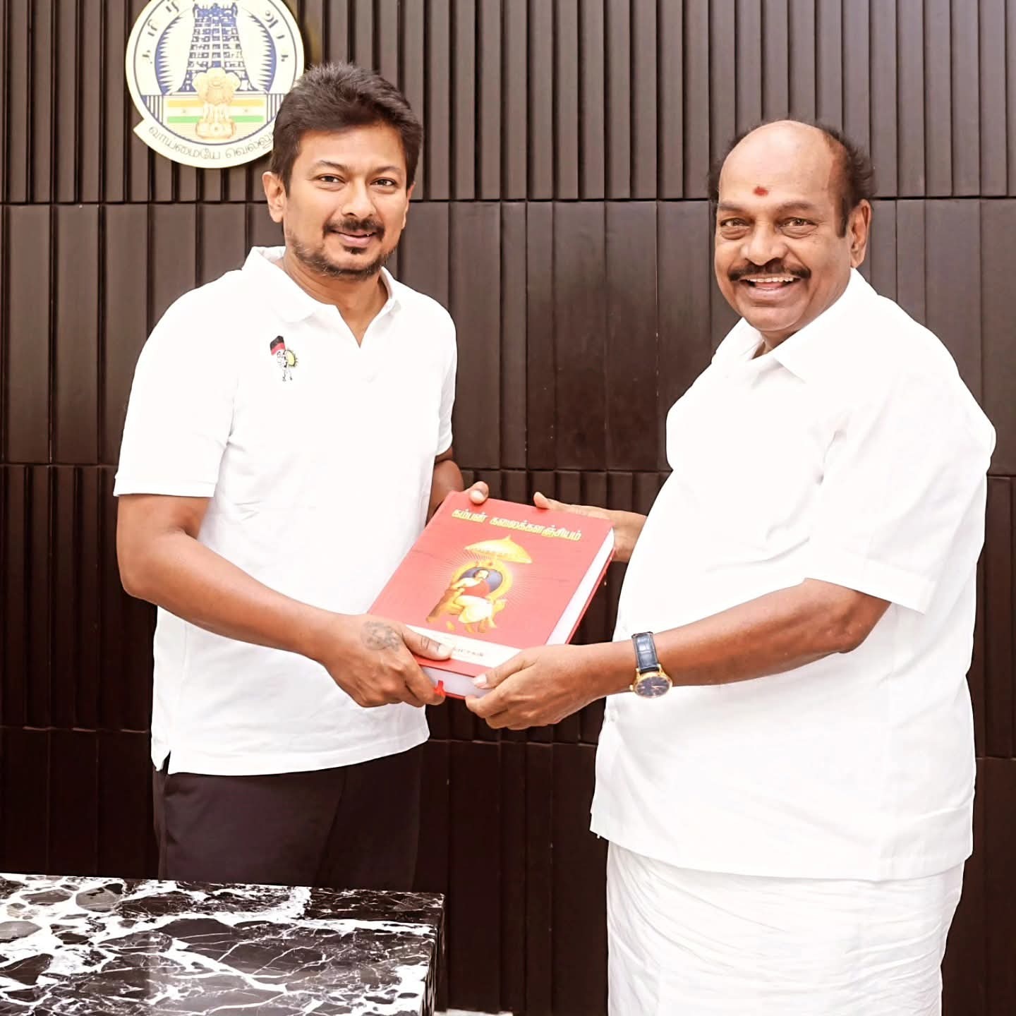 உதயநிதிக்கு திமுக எம்.பி.ஜெகத்ரட்சகன் புத்தகம் வழங்கி பிறந்தநாள் வாழ்த்து