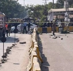 பாகிஸ்தானில் நீதிமன்றத்துக்கு வெளியே குண்டுவெடிப்பு - 12 பேர் உயிரிழப்பு