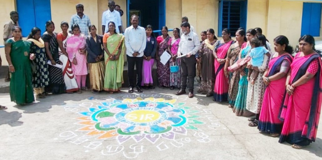 வாக்காளர் தீவிர திருத்தம் தொடர்பாக, மகளிர் சுய உதவி குழுவின் சார்பில், கோலமிட்டு, பொதுமக்களுக்கு விழிப்புணர்வு