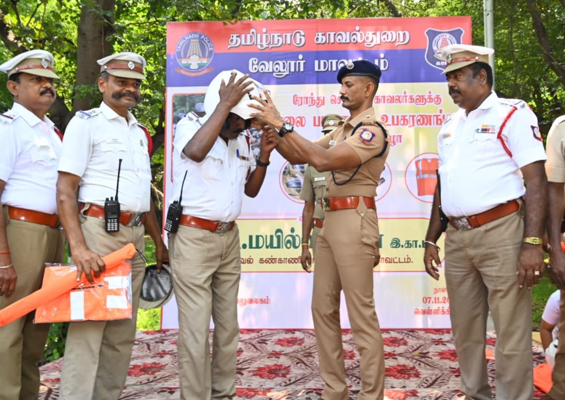 ரோந்துப்பணியில் ஈடுபடும் காவலர்களுக்கு சாலை பாதுகாப்பு உபகரணங்கள்
