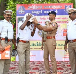 ரோந்துப்பணியில் ஈடுபடும் காவலர்களுக்கு சாலை பாதுகாப்பு உபகரணங்கள்