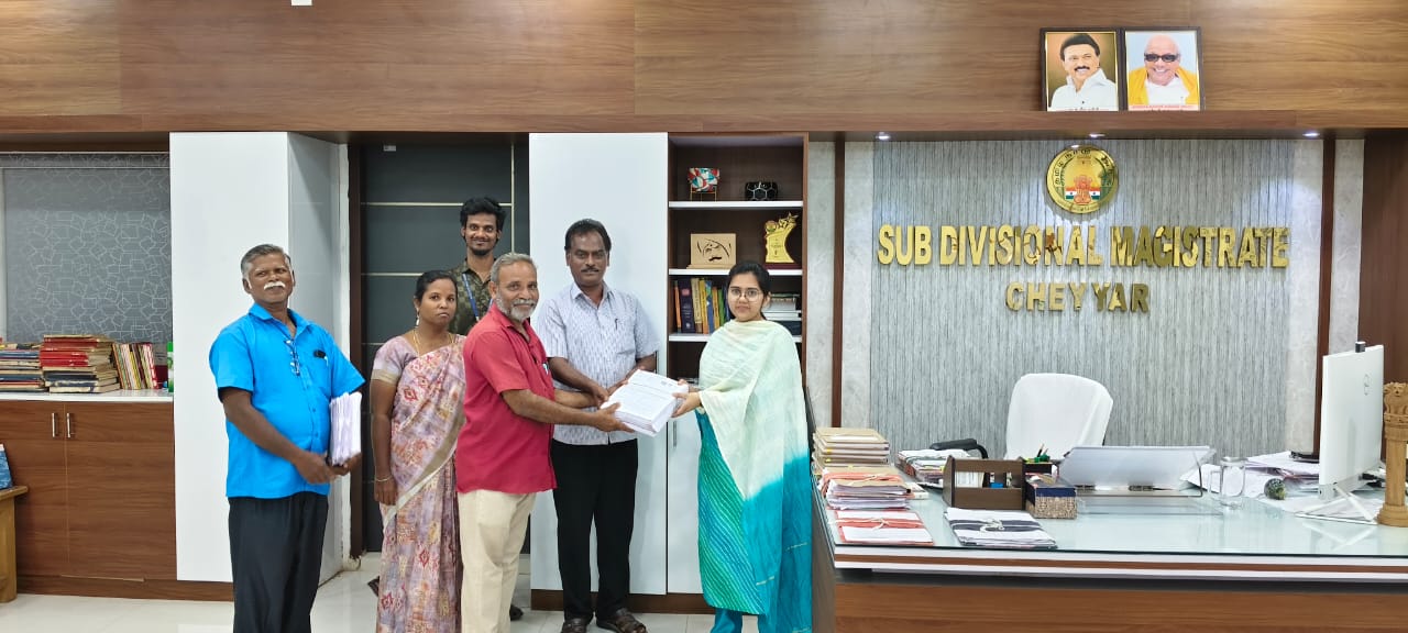 செய்யாறில் வாக்குச்சாவடி நிலை அலுவலர்களுக்கு வாக்காளர் கணக்கீட்டு படிவம் வழங்கல்: