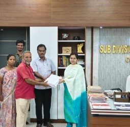 செய்யாறில் வாக்குச்சாவடி நிலை அலுவலர்களுக்கு வாக்காளர் கணக்கீட்டு படிவம் வழங்கல்: