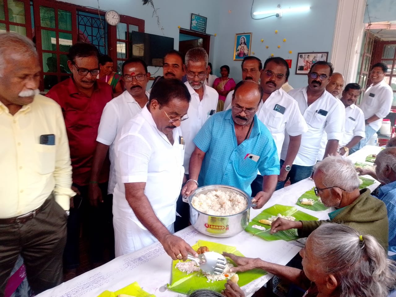 தி.மு.க சார்பில் நேசமணிநகர் சினேகம் ஆதரவற்றோர் இல்லத்தில் உள்ளவர்களுக்கு மதிய உணவு