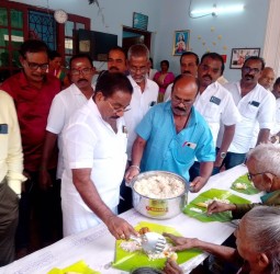 தி.மு.க சார்பில் நேசமணிநகர் சினேகம் ஆதரவற்றோர் இல்லத்தில் உள்ளவர்களுக்கு மதிய உணவு