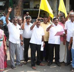 ரேஷன் கடைகள் மூலம் புதுப்பானை வழங்க வலியுறுத்தி  ஆர்ப்பாட்டம்