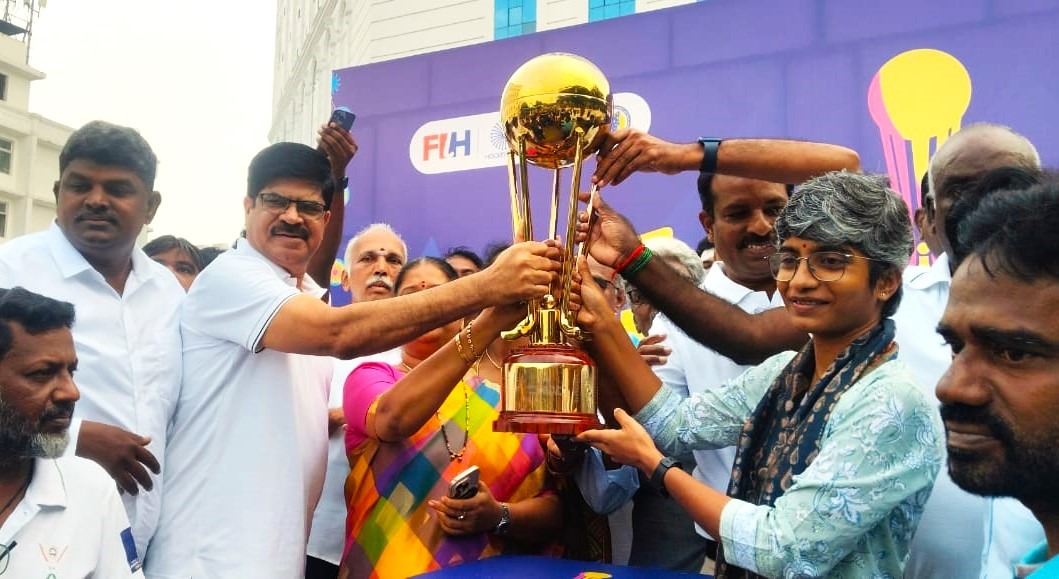 எஸ்.ஆர்.எம் கல்லூரியில் 14வது ஜூனியர் உலகக்கோப்பை ஹாக்கி போட்டிக்கான கோப்பை