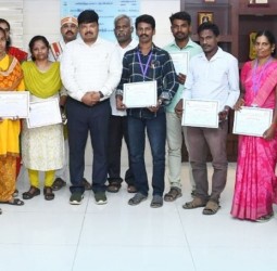 பூம்புகார் சட்டமன்றத் தொகுதி மேற்பார்வையாளர்கள், வாக்குச்சாவடி நிலை அலுவலர்களுக்கு கலெக்டர் ஸ்ரீகாந்த் பாராட்டுச் சான்றிதழ்