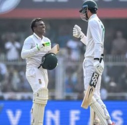 கவுகாத்தி டெஸ்ட் : தென் ஆப்பிரிக்கா 489 ரன்கள் குவிப்பு