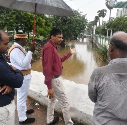 கோரம்பள்ளம் வடிகால் வழியாக மழைநீர் வெளியேறுவதை கலெக்டர் இளம்பகவத் நேரில் ஆய்வு