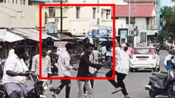 கஞ்சா போதையில் கத்தியுடன் பொதுமக்களை அச்சுறுத்திய இளைஞர்கள் கைது