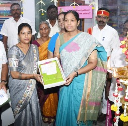 சேலம் அண்ணா பட்டு மாளிகையில் காதி கிராப்ட் விற்பனை அங்காடி