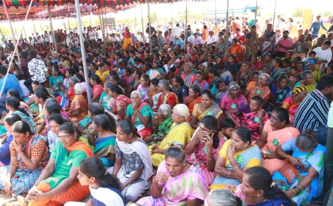 குப்பை கொட்ட எதிர்ப்பு தெரிவித்து, கால்நடைக ளுடன் கிராம மக்கள் நேற்று காத்திருப்புப் போராட்டத்தில் ஈடுபட்டனர்