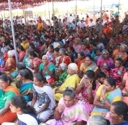 குப்பை கொட்ட எதிர்ப்பு தெரிவித்து, கால்நடைக ளுடன் கிராம மக்கள் நேற்று காத்திருப்புப் போராட்டத்தில் ஈடுபட்டனர்