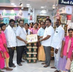 விழுப்புரம் அஸ்வின்ஸ் சுவீட்ஸ் கிளையில் தீபாவளி சிறப்பு ‘கிப்ட் பேக்’ விற்பனை