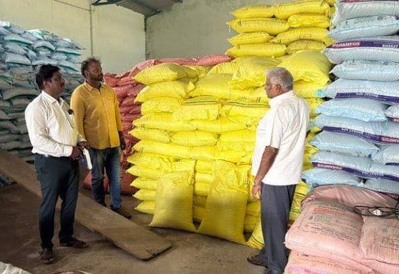 சிறப்புக் கண்காணிப்புக் குழுக்களை அமைத்து உர விற்பனை நிலையங்களில் திடீர் ஆய்வு நடத்துங்கள் : அலுவலர்களுக்கு உத்தரவு