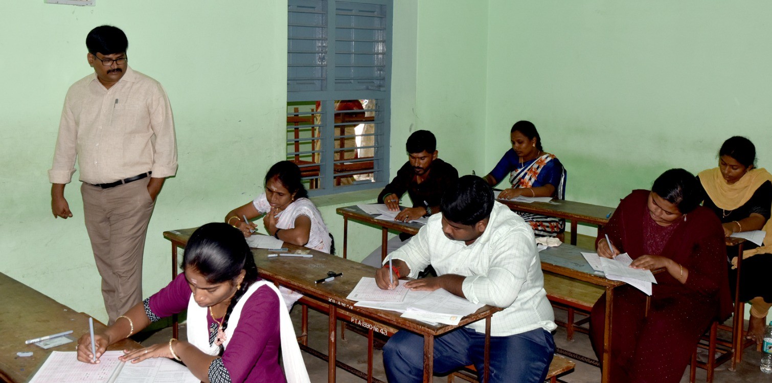 ஜி.ஆர்.எம். பெண்கள் மேல்நிலைப்பள்ளியில் நேற்று நடந்த ஆசிரியர் போட்டி தேர்வு