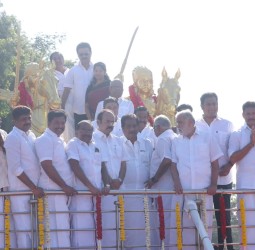 விடுதலைப் போராட்ட வீரர்கள் மருது சகோதரர்களின் திருவுருவச் சிலைக்கு முதல்வர் ஸ்டாலினுடன் மாலை அணிவித்து மரியாதை