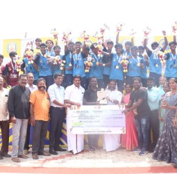 முதலமைச்சர் கோப்பைக்கான கால் பந்து போட்டியில் வென்ற சென்னை அணிக்கு காசோலை மற்றும் கோப்பை