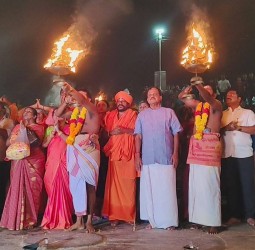 முக்கடல் சங்கமத்தில் மகா சமுத்திர தீர்த்த ஆரத்தி