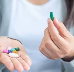 அரசு ஆஸ்பத்திரியிலே தர்ற   மாத்திரைக்கும், பிரைவேட்   டாக்டர்கிட்ட காசு கொடுத்து   வாங்குற மாத்திரைக்கும்    என்ன வித்தியாசம்?"