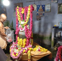 புரட்டாசி மாத பிரதோஷத்தை யொட்டி, நந்தி பகவானுக்கும், லிங்கேஸ்வரருக்கும் 16 வகை யான தீர்த்த அபிஷேகம்