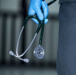 தவறான சிகிச்சையால் சிறுமியின் கை அகற்றம்: அரசு டாக்டர்கள் 2 பேர் பணியிடை நீக்கம்