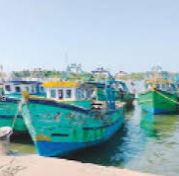 வானிலை ஆய்வு மையம் எச்சரிக்கை: 8 ஆயிரம் மீனவர்கள் கடலுக்கு செல்லவில்லை