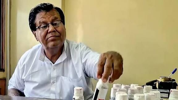 மத்திய பிரதேசத்தில் 11 குழந்தைகளின் இறப்புக்கு காரணமான இருமல் மருந்தை பரிந்துரைத்த டாக்டர் கைது
