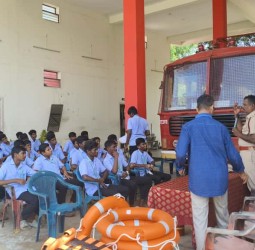 வாருங்கள் கற்றுக் கொள்ளுங்கள்" நிகழ்ச்சி தீ விபத்து ஏற்பட்டால் மீட்பது எப்படி? தீயணைப்பு துறையினர் விளக்கம்.