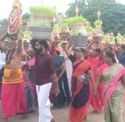 நவராத்திரி விழா நிறைவுநாளில் பெண்கள் முளைப்பாரி ஊர்வலம்