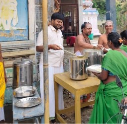 மயிலாடுதுறை ஸ்ரீ காசி விஸ்வநாதர் ஆலய வளாகத்தில் அன்னதானம்