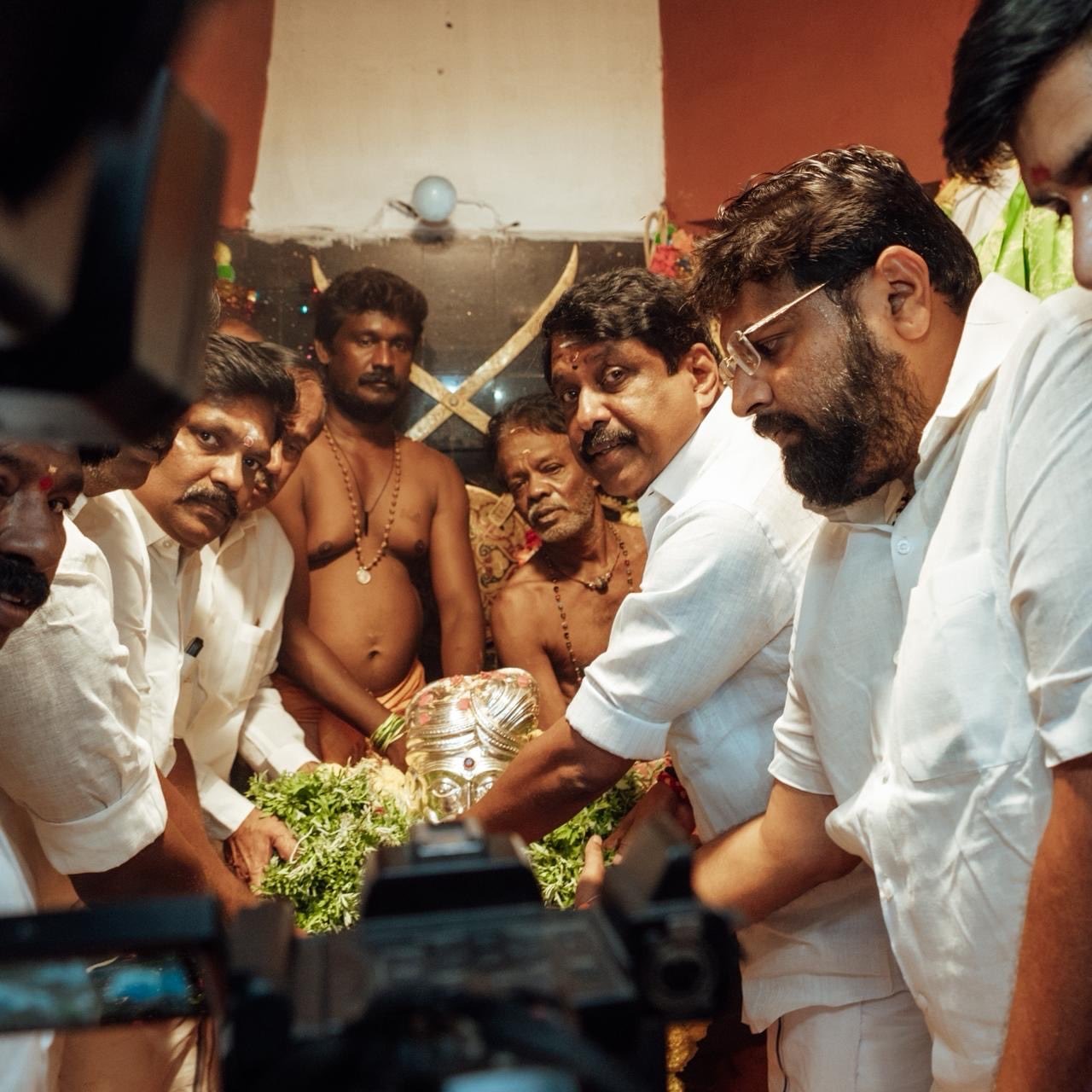 மருது சகோதரர்கள்' நினைவிடத்தில் பாஜக மாநிலத்தலைவர் நயினார் நாகேந்திரன் மரியாதை