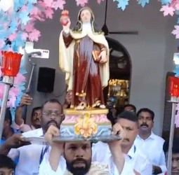 ஊர்வலம் வந்த புனித தெரேசா சொரூப