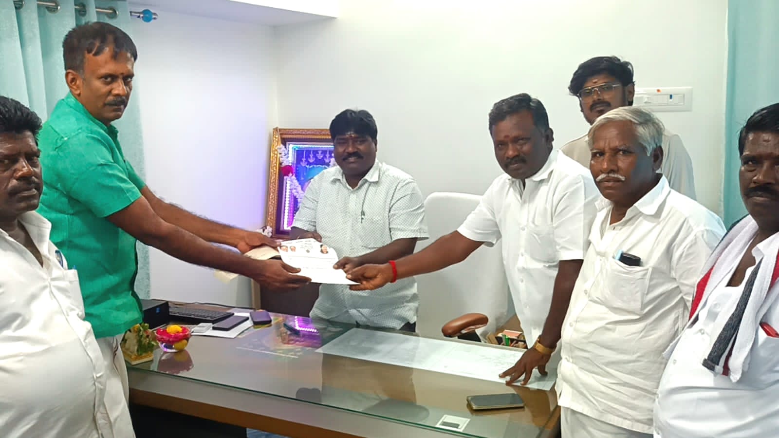 விளாத்திகுளத்தில் தீயணைப்பு நிலையம் அருகே  வேகத்தடைகள் அமைக்க வேண்டும்