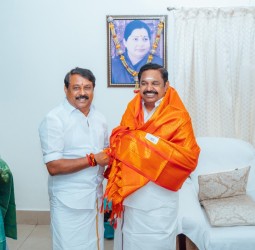 பழனிசாமியை மாநில பாஜக தலைவர் நயினார் நாகேந்திரன் நேற்று சந்தித்துப் பேசினார்